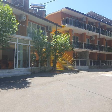 Hotel Maria Kiten  Buitenkant foto